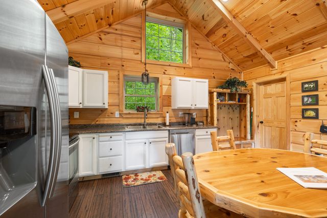 27 Bussell Ln, Gordonsville, TN 38563