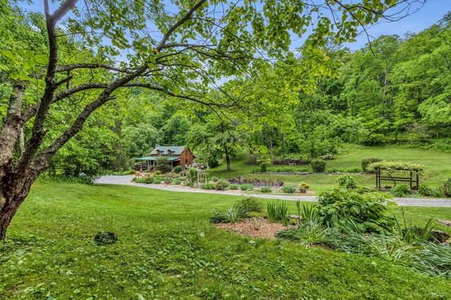 27 Bussell Ln, Gordonsville, TN 38563