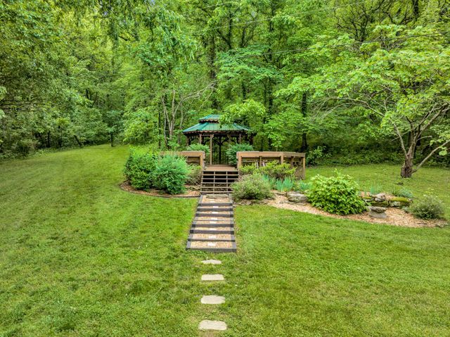 27 Bussell Ln, Gordonsville, TN 38563