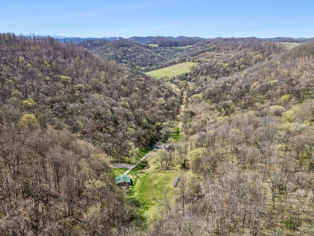 27 Bussell Ln, Gordonsville, TN 38563