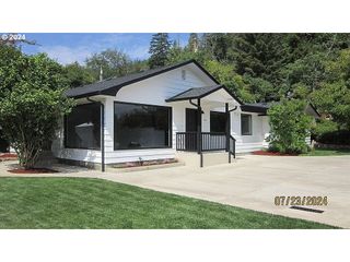 591 FAIRCHILD St, Canyonville, OR 97417