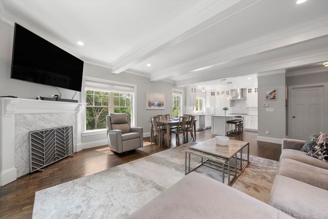 126 Walnut St 126, Wellesley, MA 02481