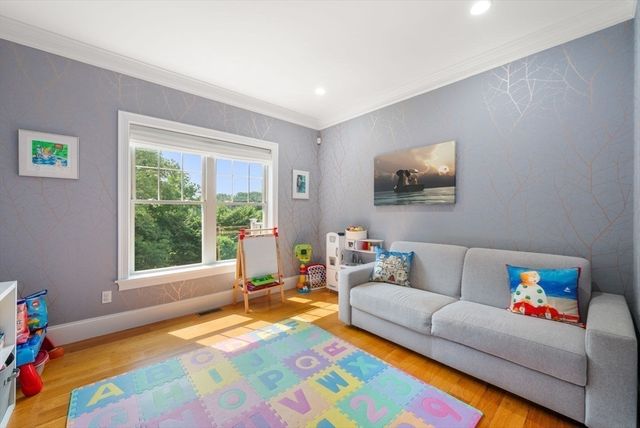 126 Walnut St 126, Wellesley, MA 02481