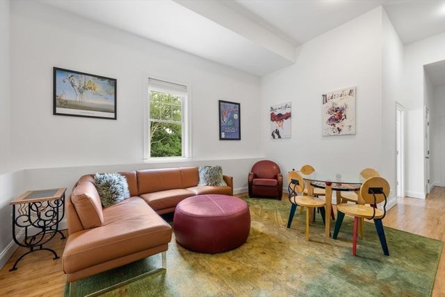 126 Walnut St 126, Wellesley, MA 02481