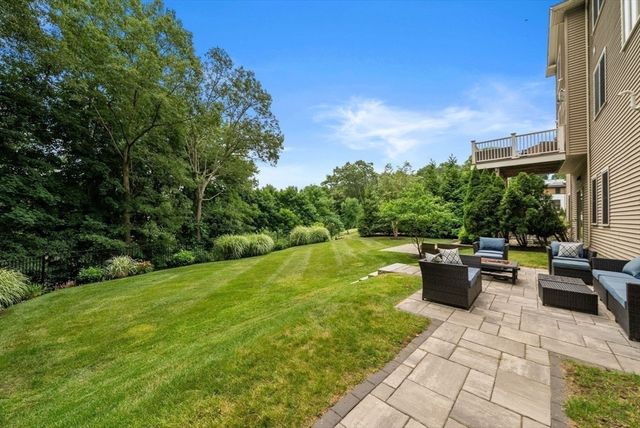 126 Walnut St 126, Wellesley, MA 02481