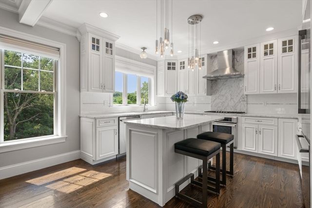 126 Walnut St 126, Wellesley, MA 02481