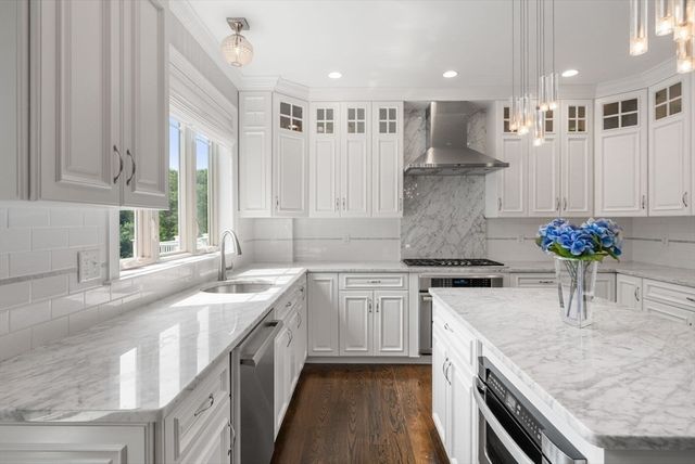 126 Walnut St 126, Wellesley, MA 02481