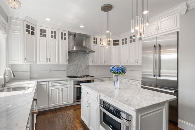 126 Walnut St 126, Wellesley, MA 02481