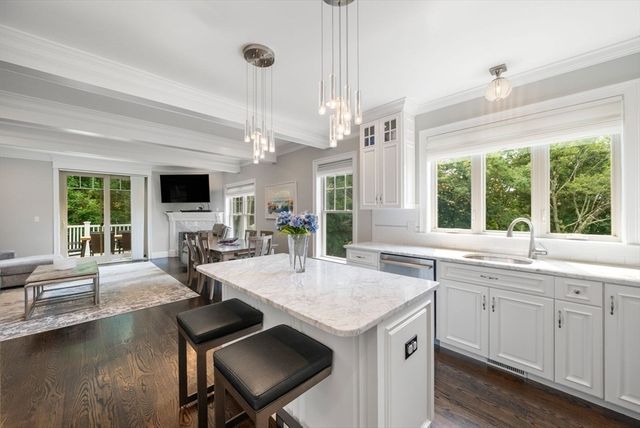 126 Walnut St 126, Wellesley, MA 02481