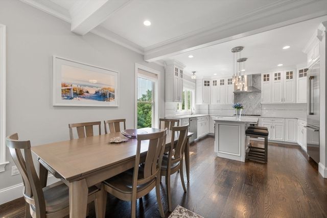 126 Walnut St 126, Wellesley, MA 02481