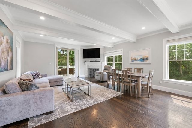 126 Walnut St 126, Wellesley, MA 02481