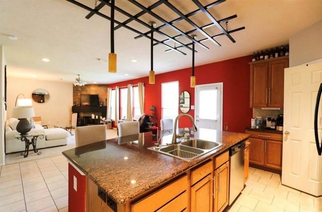 135 S Spinning Wheel Circle, The Woodlands, TX 77382