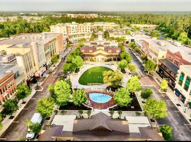 135 S Spinning Wheel Circle, The Woodlands, TX 77382