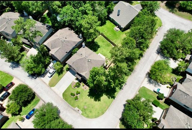 135 S Spinning Wheel Circle, The Woodlands, TX 77382