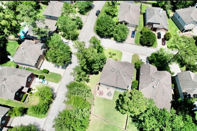 135 S Spinning Wheel Circle, The Woodlands, TX 77382