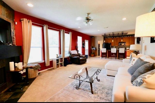 135 S Spinning Wheel Circle, The Woodlands, TX 77382