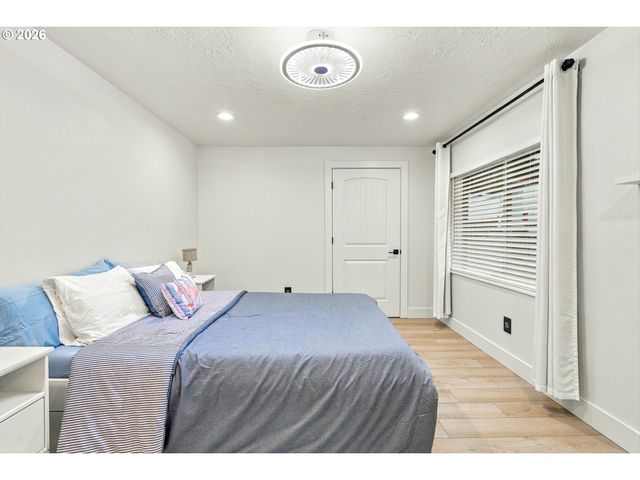 2559 Se BARNES Rd, Gresham, OR 97080