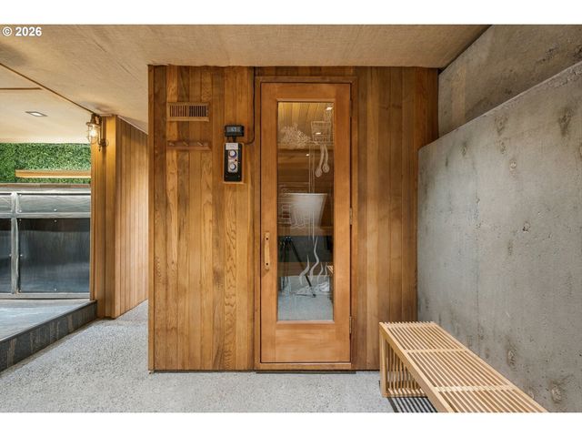 2559 Se BARNES Rd, Gresham, OR 97080