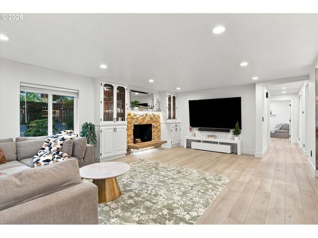 2559 Se BARNES Rd, Gresham, OR 97080