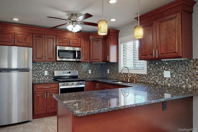20 Perry Boulevard 1, Lindenhurst, NY 11757