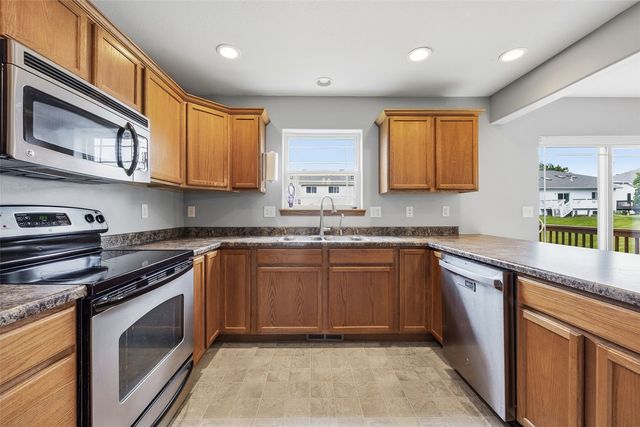 1557 Hunters Creek Way, Marion, IA 52302