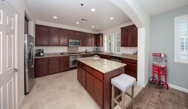 2168 Wellington Dr, Tracy, CA 95376