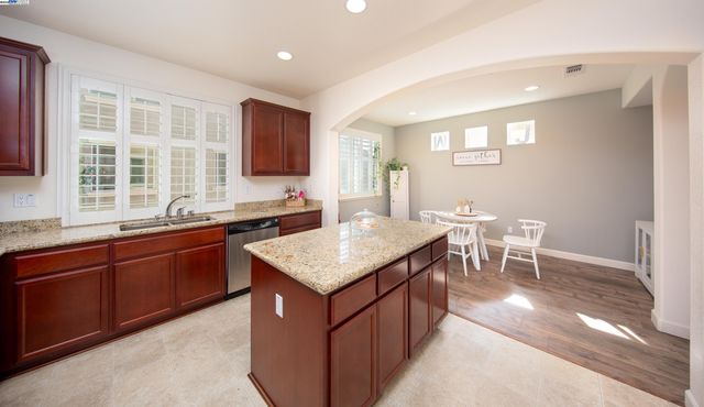 2168 Wellington Dr, Tracy, CA 95376