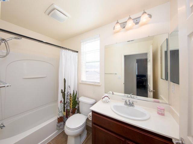 2168 Wellington Dr, Tracy, CA 95376