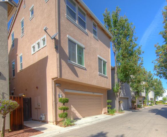 2168 Wellington Dr, Tracy, CA 95376