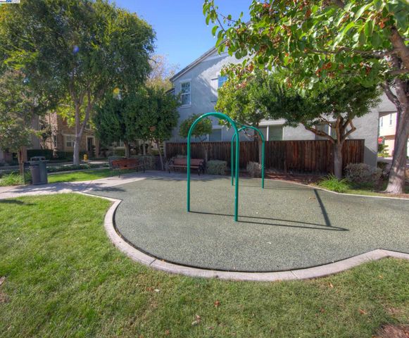 2168 Wellington Dr, Tracy, CA 95376