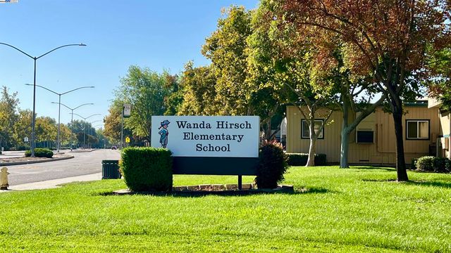 2168 Wellington Dr, Tracy, CA 95376