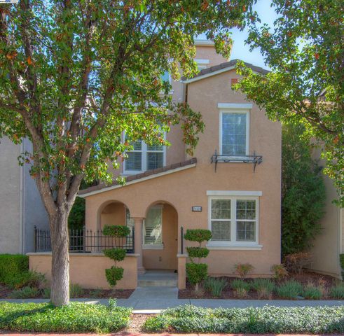 2168 Wellington Dr, Tracy, CA 95376