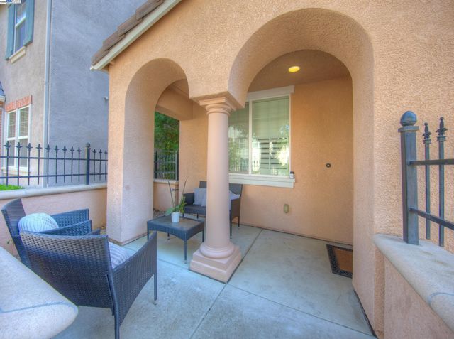 2168 Wellington Dr, Tracy, CA 95376