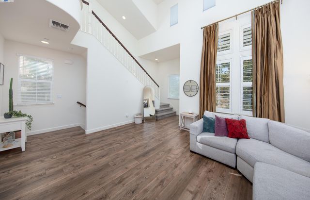 2168 Wellington Dr, Tracy, CA 95376