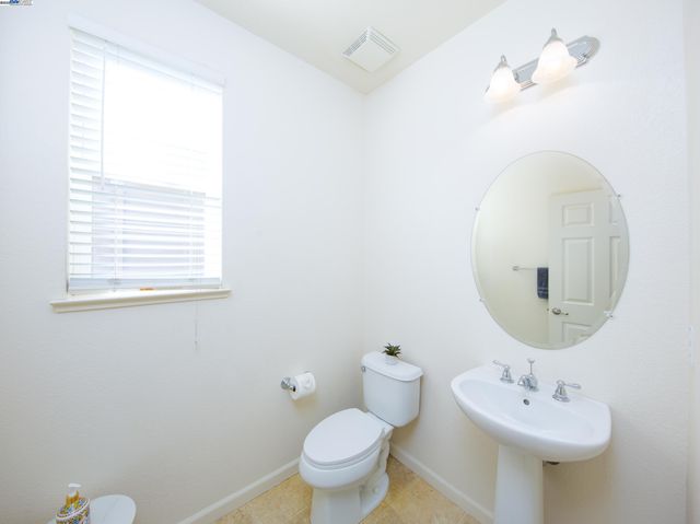 2168 Wellington Dr, Tracy, CA 95376