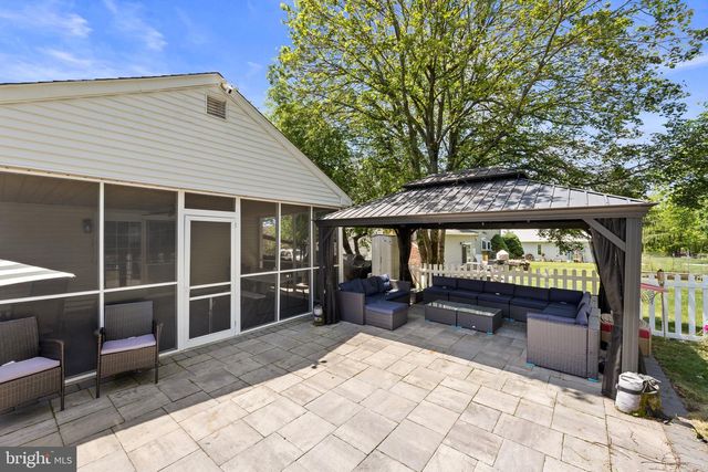 126 PENNSWOOD DR, Newtown, PA 18940