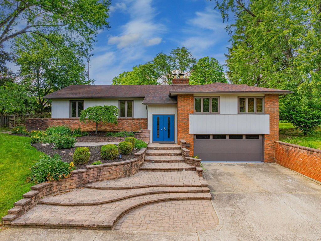 2700 Fishinger Road, Upper Arlington, OH 43221