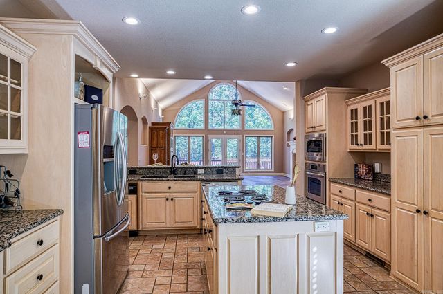 53 Loyola Dr, Hot Springs Village, AR 71909