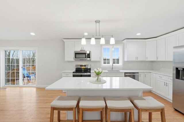 74 Deanna Dr, Holden, MA 01520