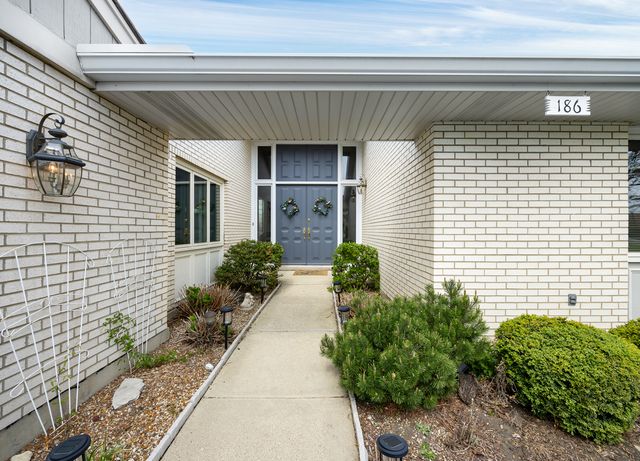 186 Briarwood Loop, Oak Brook, IL 60523