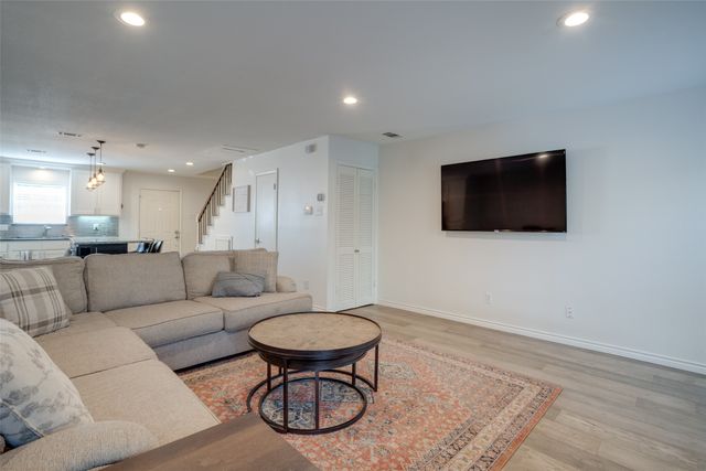 4017 Buena Vista Street 109, Dallas, TX 75204