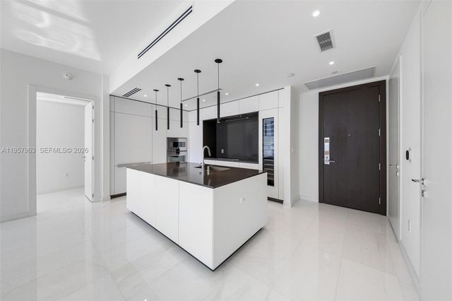 300 Biscayne Boulevard Way 3506W, Miami, FL 33131