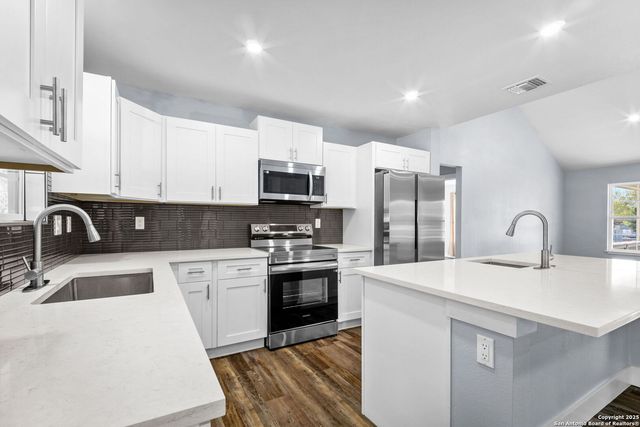 125 Broken Spur Drive, Bandera, TX 78003