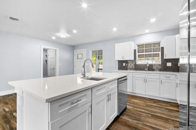 125 Broken Spur Drive, Bandera, TX 78003