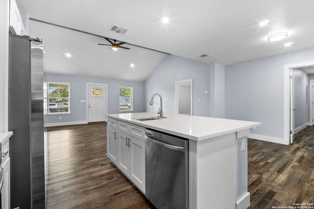 125 Broken Spur Drive, Bandera, TX 78003