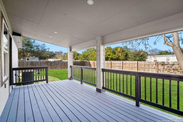 125 Broken Spur Drive, Bandera, TX 78003