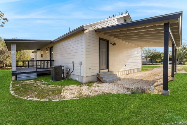 125 Broken Spur Drive, Bandera, TX 78003