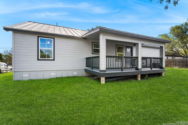 125 Broken Spur Drive, Bandera, TX 78003