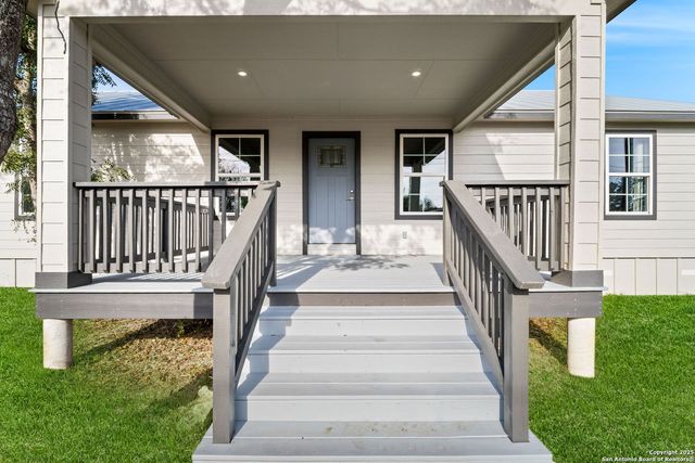 125 Broken Spur Drive, Bandera, TX 78003