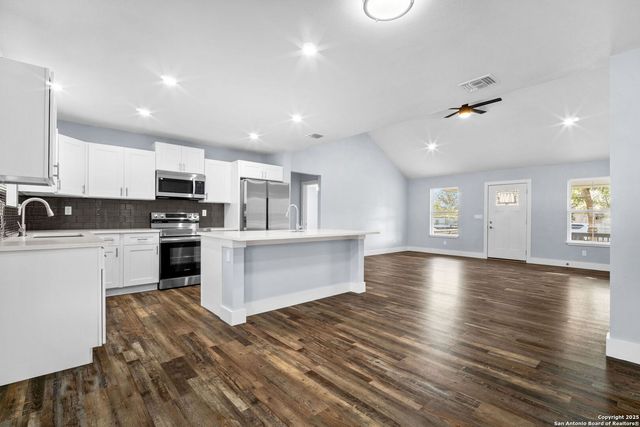 125 Broken Spur Drive, Bandera, TX 78003